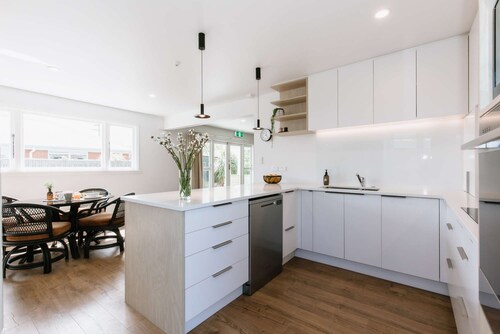 Tresco Apartments: Luxury 2 Bedroom Apartment with Garden View