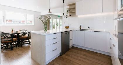 Tresco Apartments: Luxury 2 Bedroom Apartment with Garden View