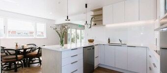 Tresco Apartments: Luxury 2 Bedroom Apartment with Garden View