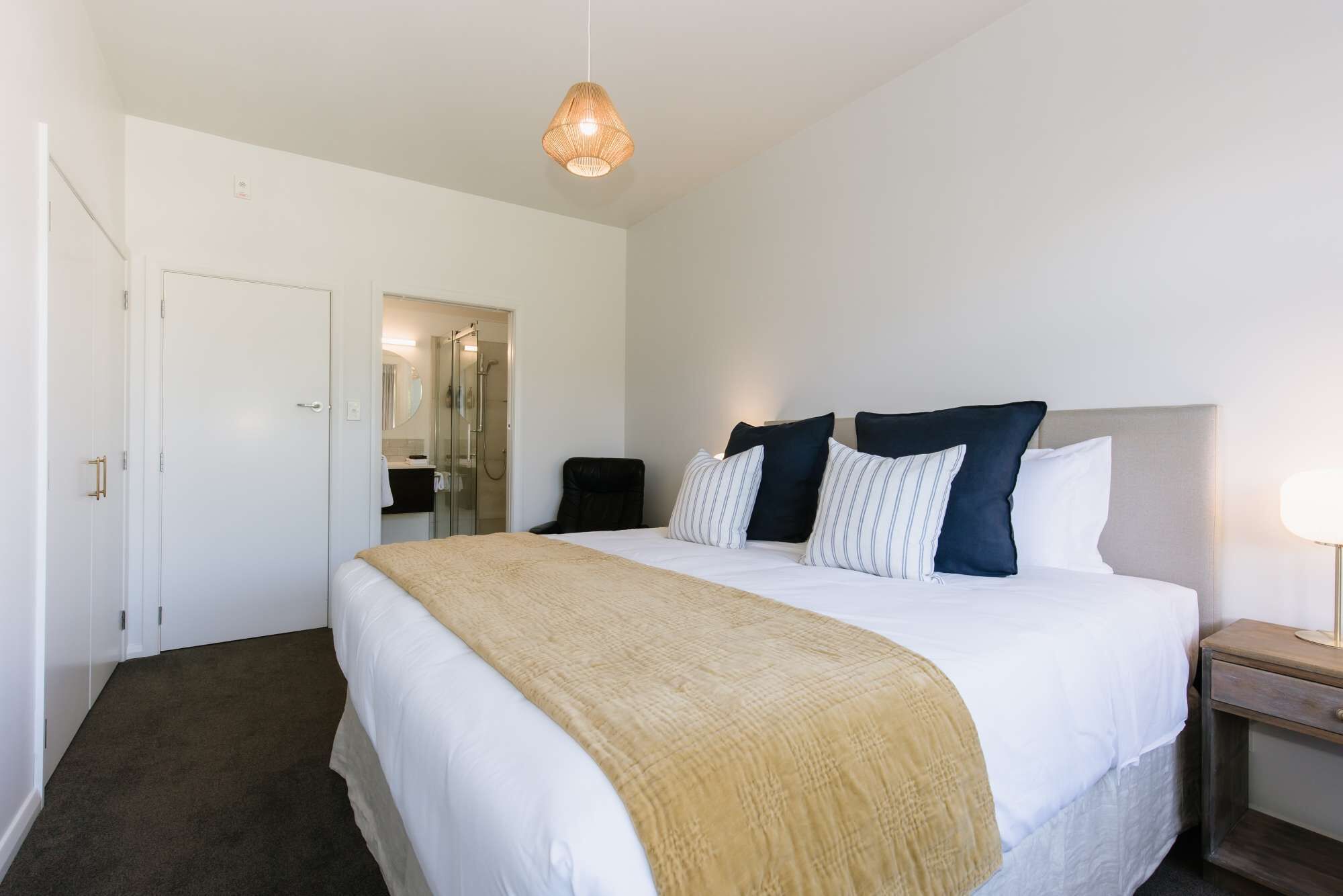 2 habitaciones, escritorio, tabla de planchar con plancha y wifi 