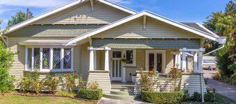 Tresco Apartments: Luxury 2 Bedroom Apartment with Garden View