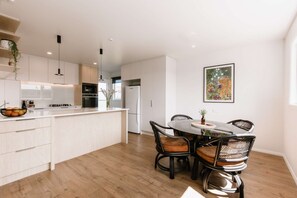 Dining - Tresco Apartments: Luxury 2 Bedroom Apartment with Garden View (Blenheim)