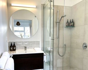Dusche, umweltfreundliche Kosmetikartikel, Haartrockner, Handtücher