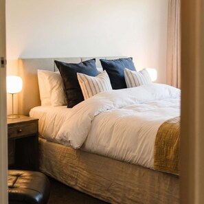 2 bedrooms, desk, iron/ironing board, WiFi
