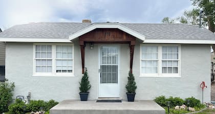 Vintage CottageâDowntownâPaiute ATV Trail RoadâSleeps 6