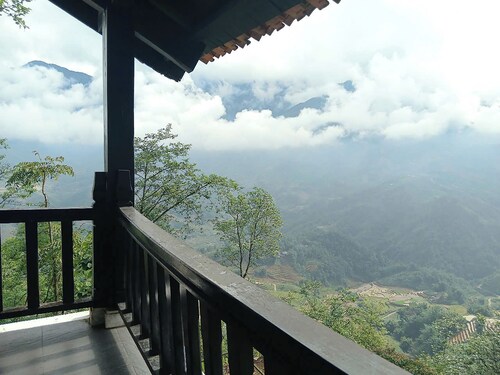 Charming 2-bedroom villa with WiFi, AC in delightful Lào Cai