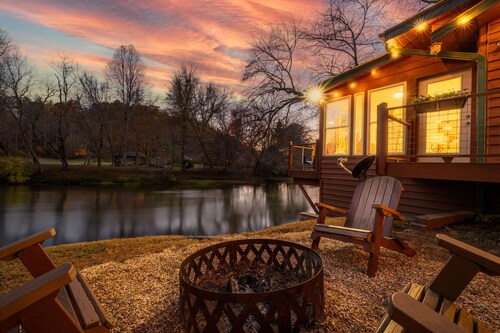 Toccoa Riverside Cabin: Pet-Friendly, Hot Tub, Firepit & Prime Fishing Retreat