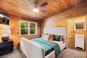 2 bedrooms, in-room safe, desk, iron/ironing board - Toccoa Riverside Cabin: Pet-Friendly, Hot Tub, Firepit & Prime Fishing Retreat (Mineral Bluff)
