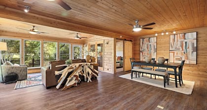 Toccoa Riverside Cabin: Pet-Friendly, Hot Tub, Firepit & Prime Fishing Retreat
