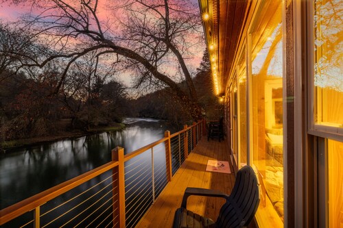 Toccoa Riverside Cabin: Pet-Friendly, Hot Tub, Firepit & Prime Fishing Retreat