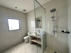 Regadera, bidet, toallas, jabón 