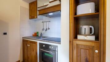 Refrigerador, microondas, horno y utensilios de cocina