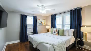 2 soverom, skrivebord, strykejern/-brett og reiseseng for barn