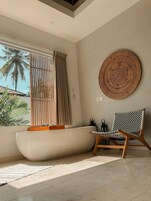 Ropa de cama de alta calidad, cubrecamas y minibar 