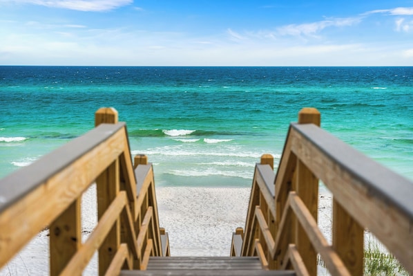 Nära stranden, solstolar och strandhanddukar