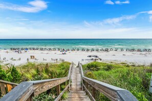 Vlak bij het strand, ligstoelen aan het strand, strandlakens
