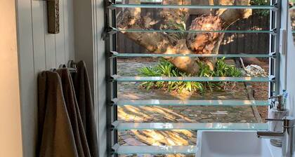 Studio-Couples Getaway Sunset Bar and Ferry. Dog friendly,small fee applies