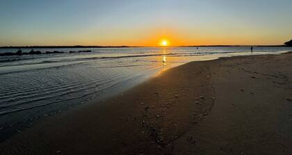 Studio-Couples Getaway- Small Dog Friendly-Steps to Cafe, Sunset Bar and Ferry.