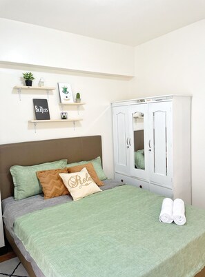 2 bedrooms, WiFi, bed sheets - Stylish 2-bedroom condo  FAST WIFI Free Parking (Quezon City)