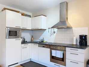 Refrigerador, horno, lavavajillas y utensilios de cocina