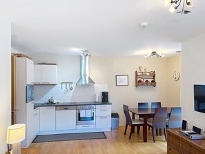 Fridge, oven, dishwasher, cookware/dishes/utensils