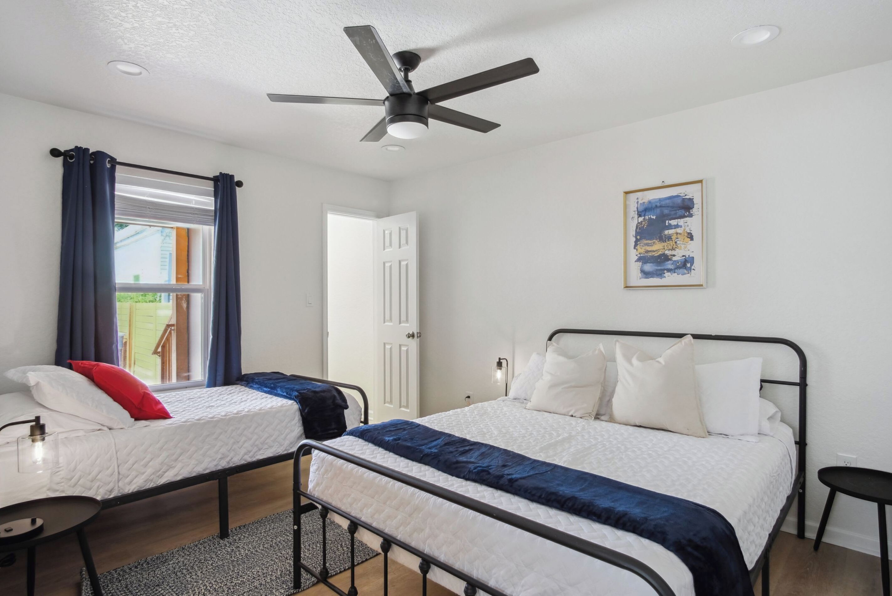 Hus (3 Bedrooms) | 3 soverom, skrivebord for bærbar PC, strykejern/-brett og sengetøy