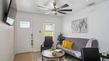 House (3 Bedrooms) | Living area