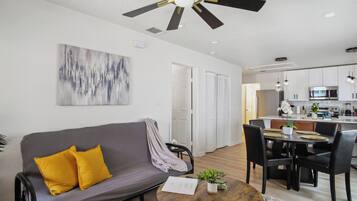 Casa (3 Bedrooms) | Área de sala de estar | Televisión de 50 pulgadas con canales digitales