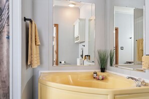Serviettes fournies, savon, shampooing, papier de toilette