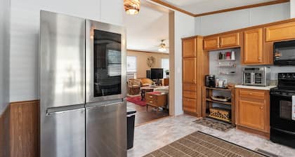 Cozy Little Cottage - Next to Lake Palestine