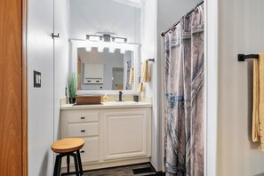 Toallas, jabón, shampoo, papel de baño 