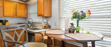 Een koelkast, een microgolfoven, een oven, een kookplaat