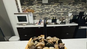 A kitchen with a wooden bowl of mushrooms, a microwave, and tea packets labeled 'Hardpick Ginger Tea' and 'Hardpick Earl Grey'. - Peaceful Hideaway in Cabo Rojo (Boquerón)
