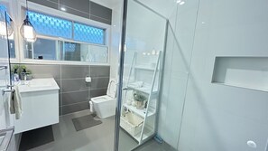 Douche, sĂšche-cheveux, serviettes fournies, savon