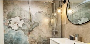 Dusche, Haartrockner, Handtücher, Toilettenpapier