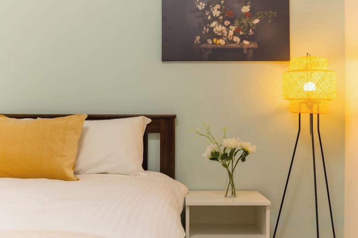 Blackout drapes, WiFi (free), bed sheets