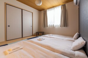 Elite Villa | Blackout drapes, iron/ironing board, free WiFi, bed sheets - es Maison Kasuga (Osaka)