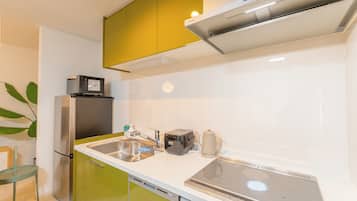 Elite House | Blackout drapes, iron/ironing board, free WiFi, bed sheets