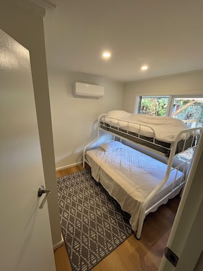 2 chambres, fer et planche à repasser, Wi-Fi, draps fournis