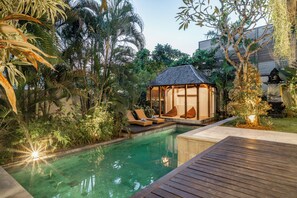 Outdoor pool, pool loungers - Bale Gede Luxury Villas by Moria (Seminyak)