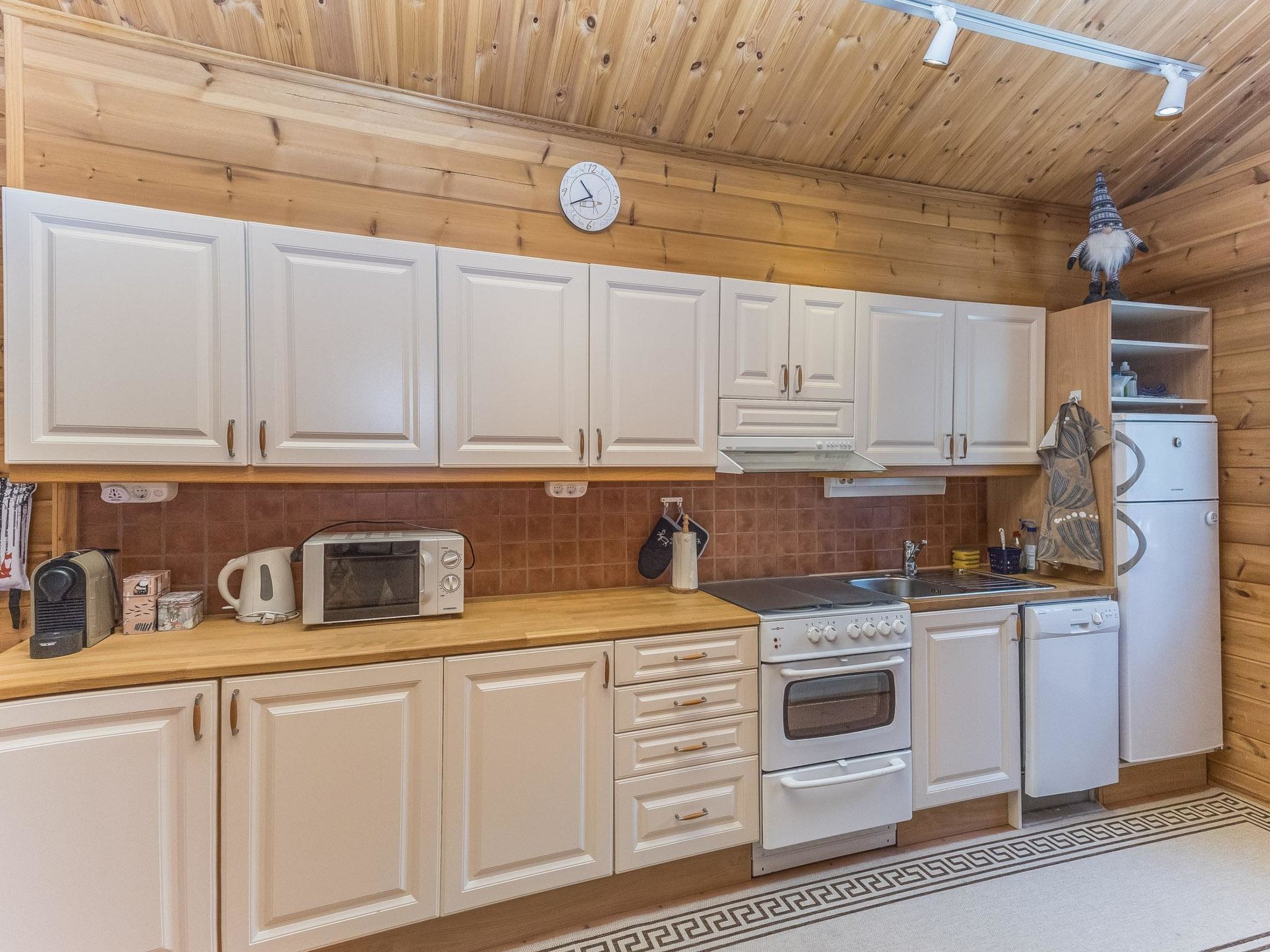 Kjøleskap, mikrobølgeovn, oppvaskmaskin og kjøkkenutstyr