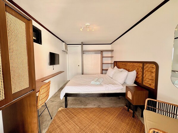 6 bedrooms, iron/ironing board, WiFi, bed sheets