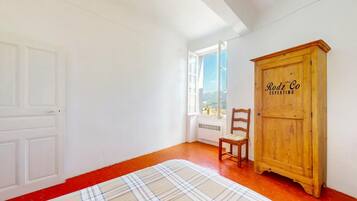 3 slaapkamers, een bureau, een strijkplank/strijkijzer, wifi