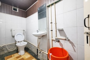 Shower, rainfall showerhead, free toiletries, slippers