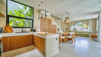 Een koelkast, een microgolfoven, een kookplaat, een broodrooster