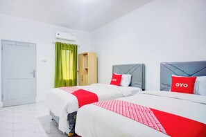 Deluxe Twin Room | Desk, free WiFi, bed sheets - Hotel O Clove Nari Homestay (Medan)