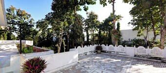 Villa 10 Para - 2BHK City Center Stay Balcony Green Surroundings 4 Pax