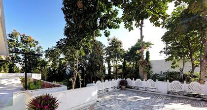 Villa 10 Para - 2BHK City Center Stay Balcony Green Surroundings 4 Pax