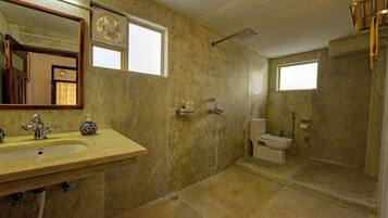 Dusche, Haartrockner, Bidet, Handtücher