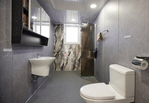 Studio Classique, balcon, vue océan | Salle de bain